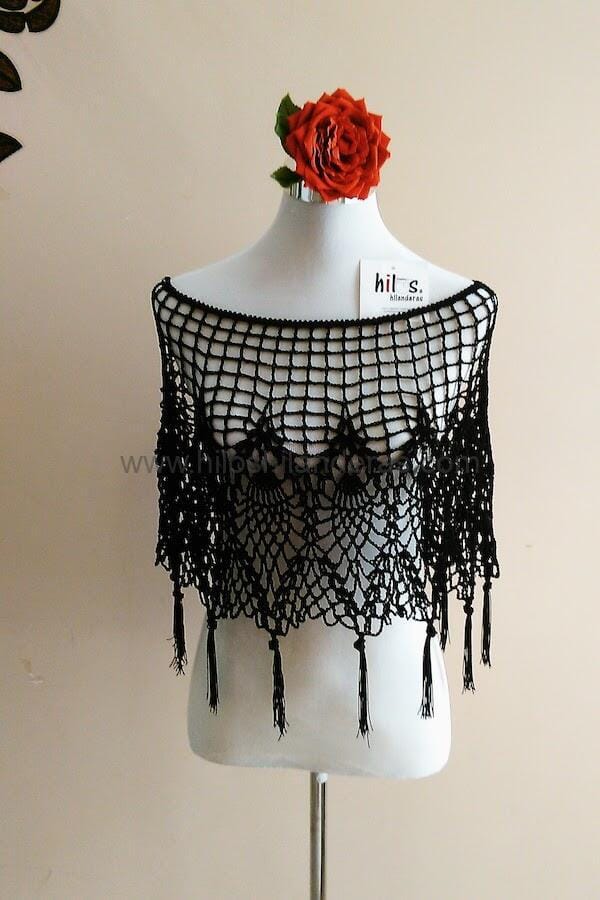 Poncho a crochet tejido en hilo de cuquillo con diseño exclusivo de piñas. Disponible en negro. Talla única. Moda flamenca. Bodas y celebraciones. Hilos & Hilanderas Handmade