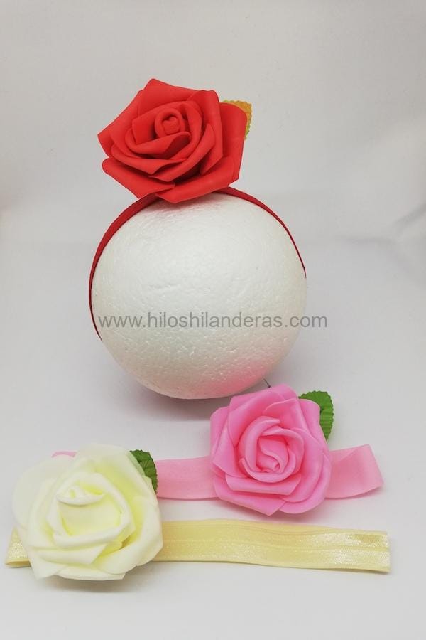 Flor de flamenca para bebé con diadema suave, aprox. 7 cm de diámetro. Colores rosa, blanco, rojo. Moda flamenca infantil. Mercería Hilos en Sevilla