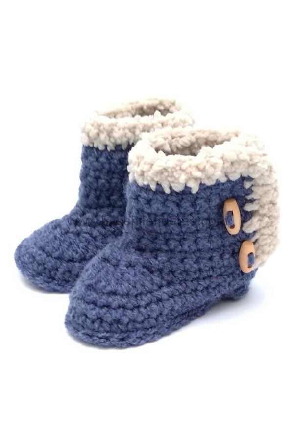 Patucos crochet Botas de pelo UGG con botón de trenca para bebés. Modernas botas  de lana azul denim abotonadas al lado borde de lana de borreguito en beige.